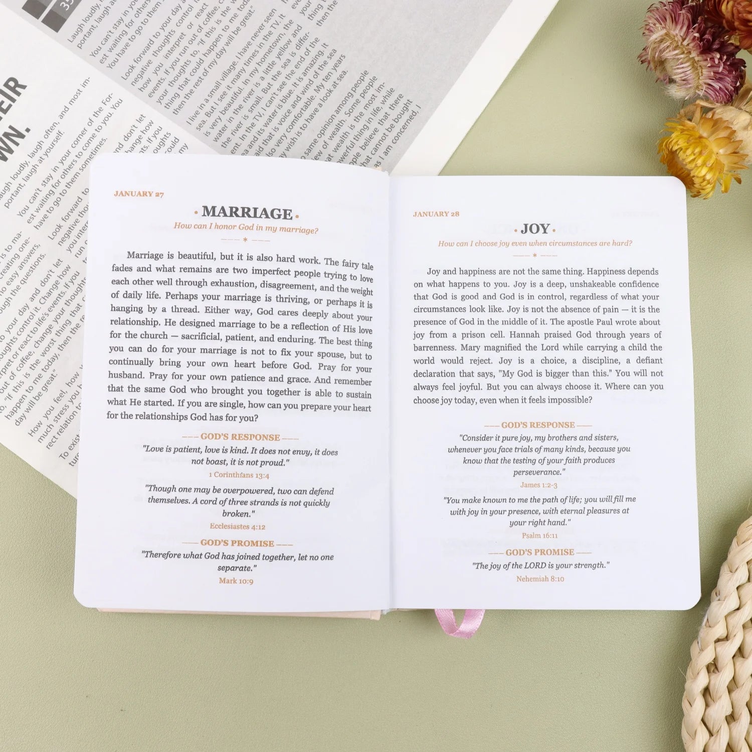 Spending a Minute with God: Women's Edition | Bible Study, Daily Spiritual Inspiration and Prayer Diary Gift for Women/Mothers