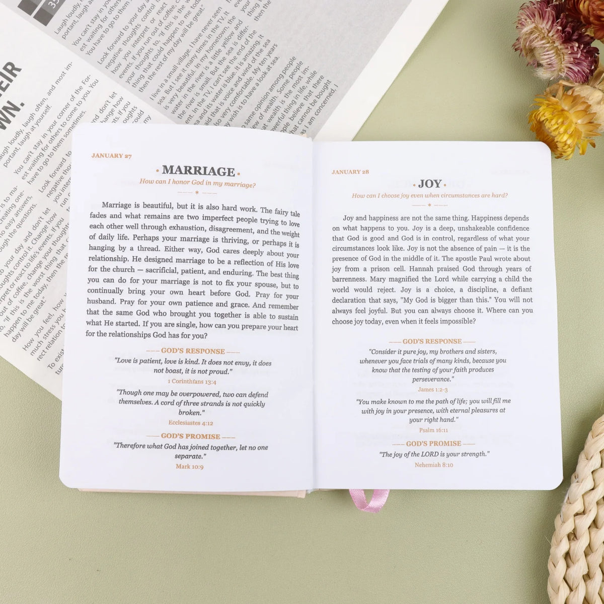 Spending a Minute with God: Women's Edition | Bible Study, Daily Spiritual Inspiration and Prayer Diary Gift for Women/Mothers